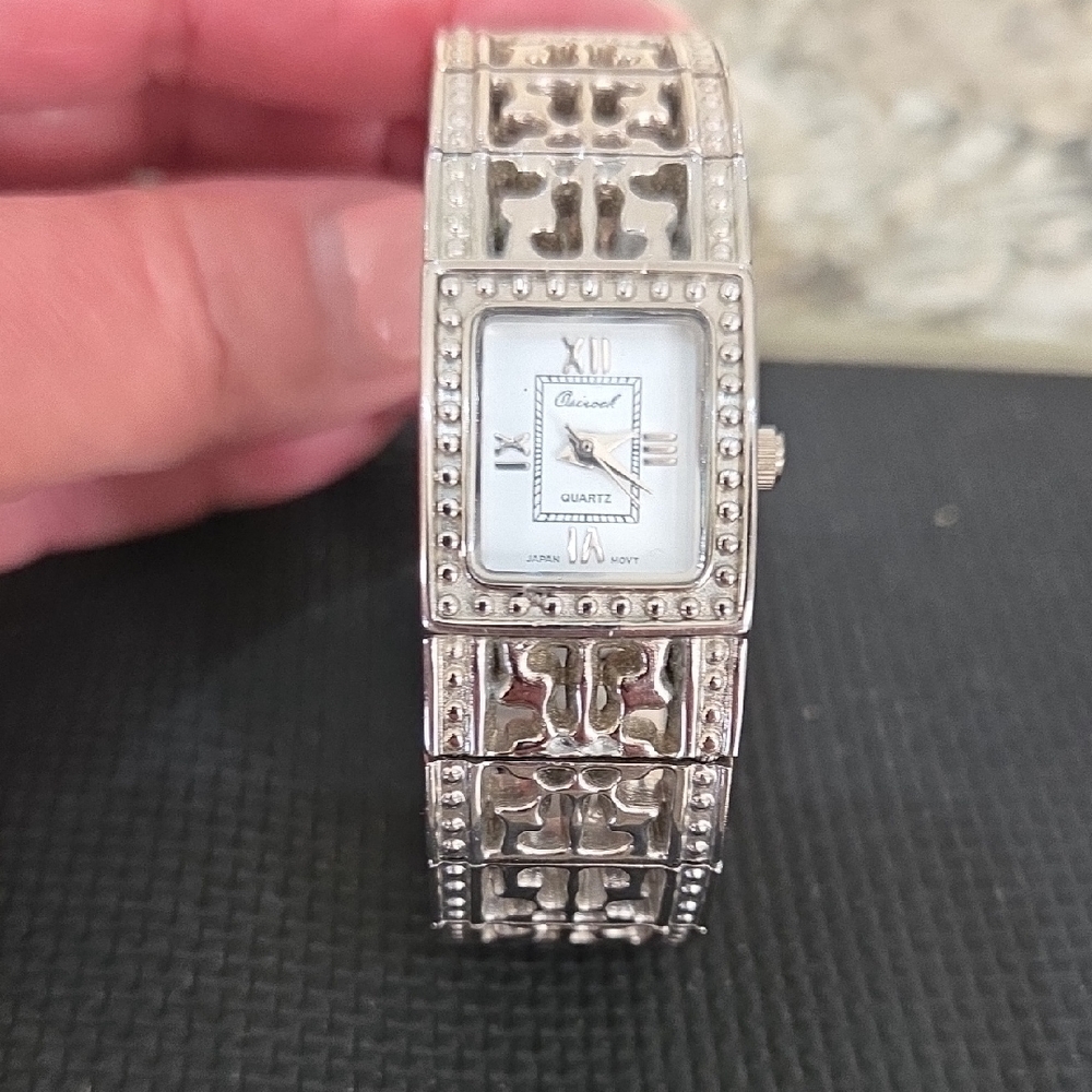 Osirock Japan Movement Quartz  Women's  Watch with Intricate Design